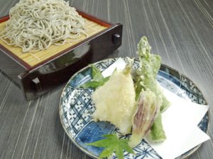 県内産アスパラとキスの天ぷらせいろそば