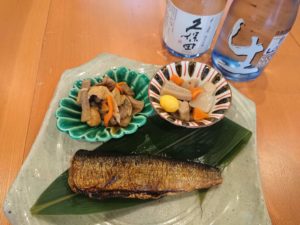 青千寿300mlと朝日山・生酒300ml、おつまみ3種